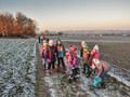 Die 1. Klasse brachte den Waldtieren Futter...