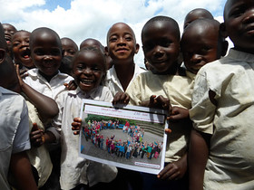 Kinder aus Dele mit dem Scheck aus Pretzschendorf