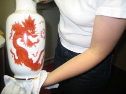 Une vase avec le dessin du dragon Une vase avec le dessin du dragon