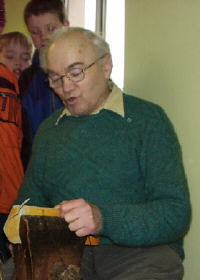 Mr Preißler is sewing leather