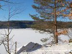 Verschneite Talsperre